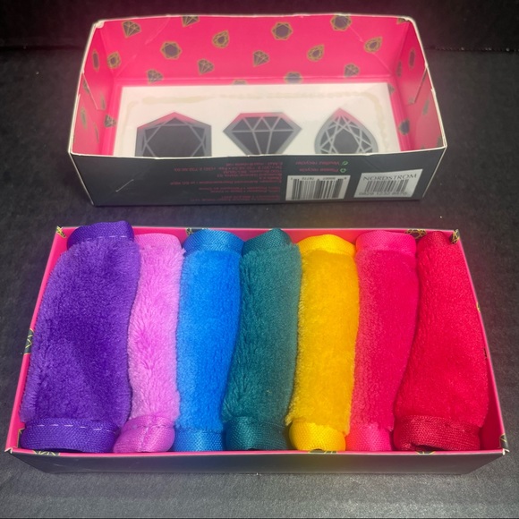 BNIB MAKEUP ERASER SET OF 7 MINIS SUPER CUTE LITTLE LUXURY - Picture 2 of 6